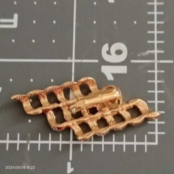 Vintage 80s Gold Tone Post Earrings  Clip On Shell Waffle Lattice Unbranded 1.75 - Picture 10 of 12